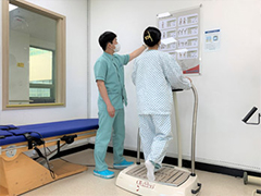 재활치료를 하는 모습