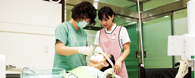 장애인치과센터 치료하는 사진