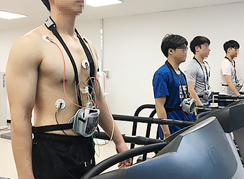 무선 심전도 부착중인 모습
