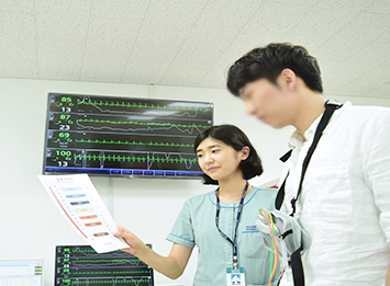 심전도, 심박수, 혈압 등 모니터링중인 모습