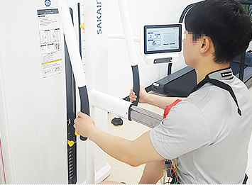 근력 운동중인 모습