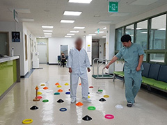 뇌졸중 및 외상성 뇌손상 재활 치료중인 모습