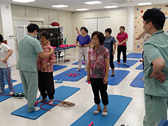 만성 퇴행성 신경질환(파킨슨, 치매) 재활 치료중인 모습