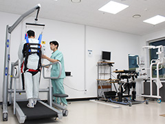 척수손상 재활 치료중인 모습