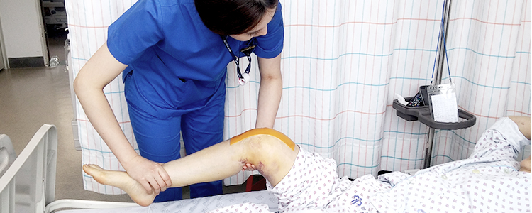 환자를 치료하는 간호사 사진