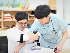 성인 작업치료중인 모습