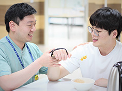 일상생활동작훈련치료 중인 모습