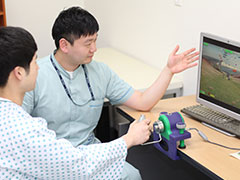 인지장애 재활치료중인 모습