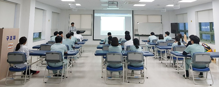 공공재활연구소 그룹 치료 중인 사진